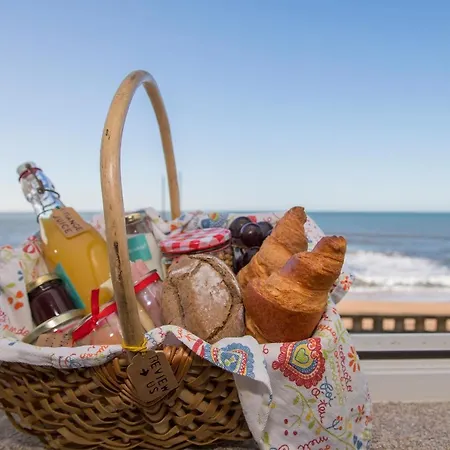 Liiiving In - Luxury Beachfront Apartament *