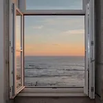 Liiiving In - Luxury Beachfront *