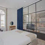 Liiiving In - Luxury Beachfront *