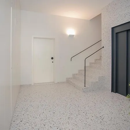Liiiving In - Luxury Beachfront Apartment