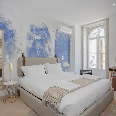 Liiiving In - Luxury Beachfront Apartment *