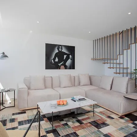 Liiiving In - Luxury Beachfront *