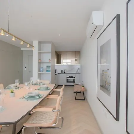 Liiiving In - Luxury Beachfront Apartment *