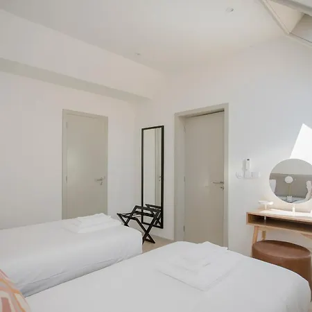Liiiving In - Luxury Beachfront Apartment *