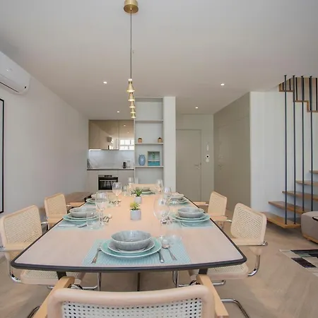 Liiiving In - Luxury Beachfront Apartment *
