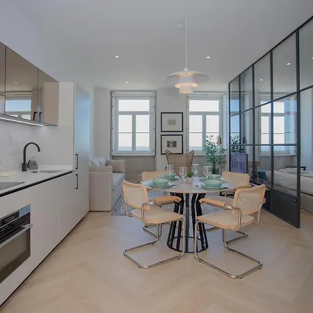 Liiiving In - Luxury Beachfront Apartment Porto