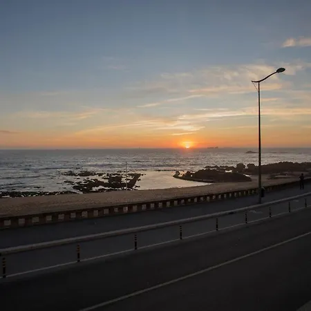 Liiiving In - Luxury Beachfront Apartment